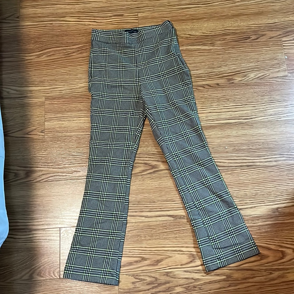 Urban Outfitters pants in checkered print in size 0. Skinny and flared fit